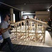 Maqueta incluida en la exposición, durante la presentación.