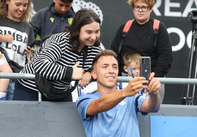 Fotos: Los jugadores de la Real reciben el cariño de los aficionados en Zubieta