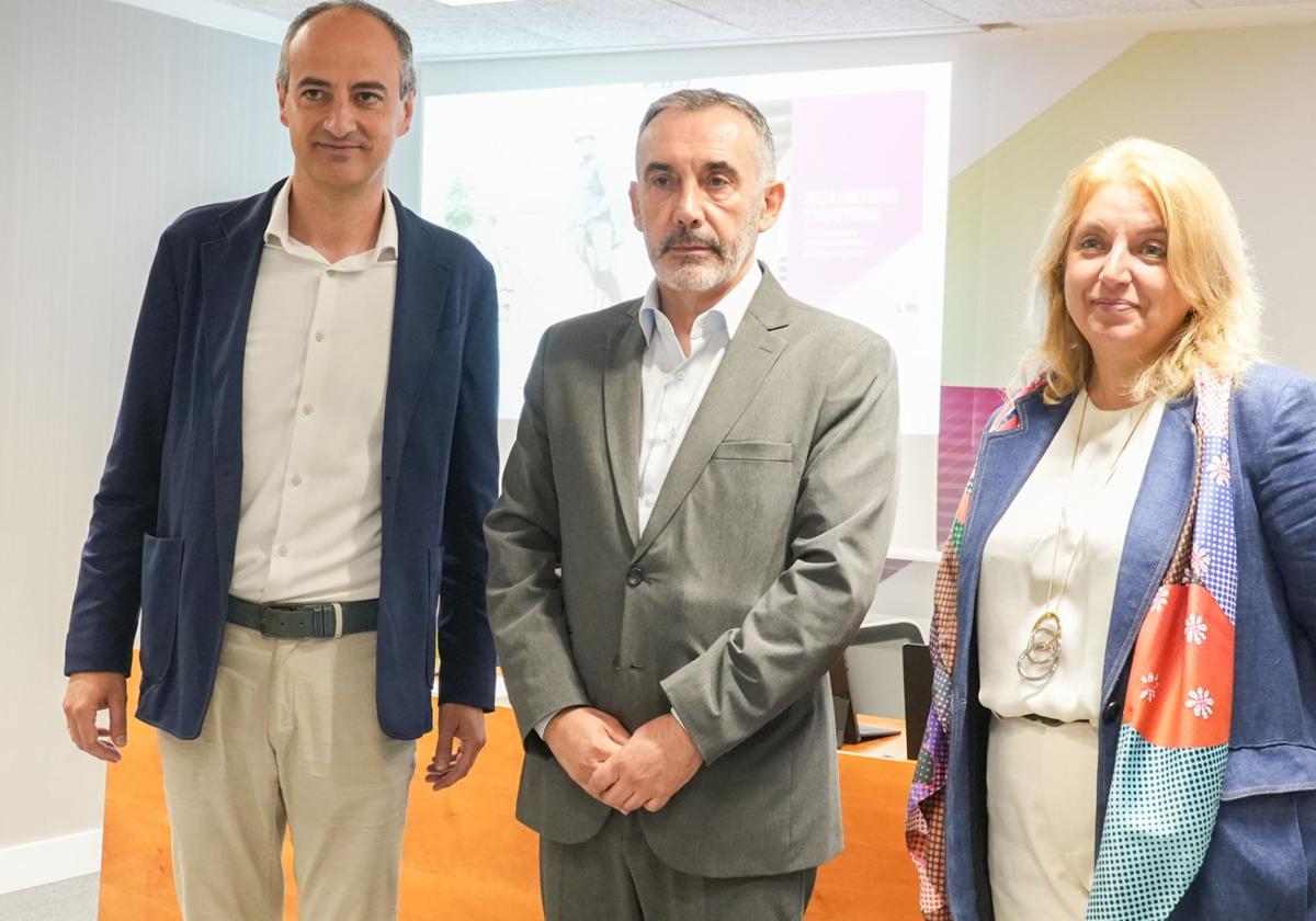 Ibon Urgoiti e Inma Ramos, presidente y directora de Gaztenpresa; y Francisco Pedraza, director de Lanbide.