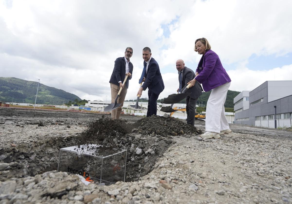 Goia, Valero, Belaustegui y Mendoza colocan la primera piedra del centro tecnológico Tecnalia, en Donostia.