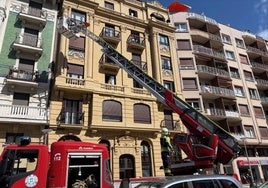 Los bomberos emplearon su grúa para efectuar el rescate.