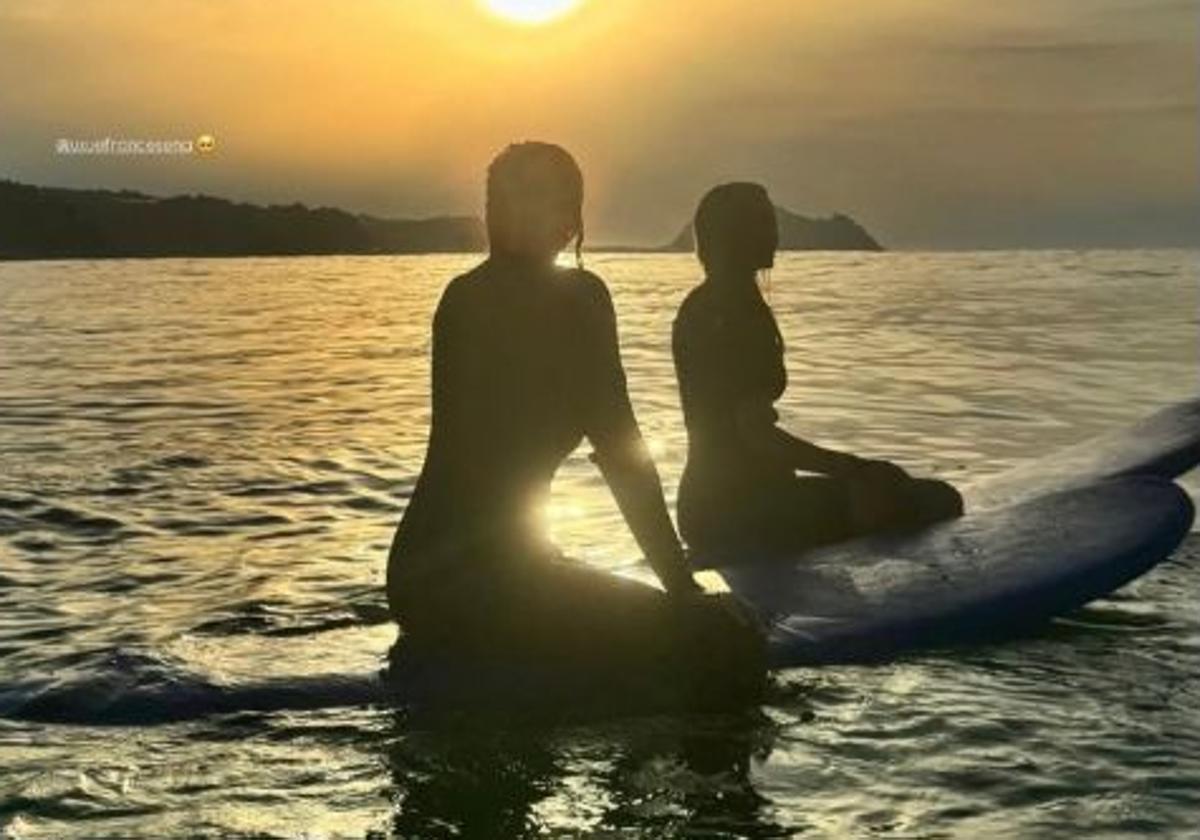 Magui Corceiro aprovecha su estancia en Gipuzkoa para dar clases con la hija de un famoso surfista en Zarautz