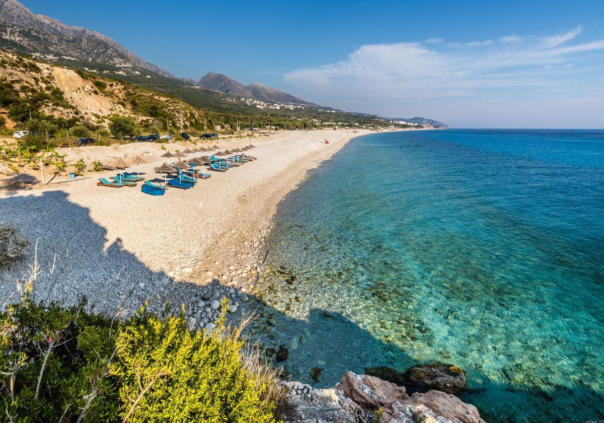 La playa de Dhërmi en la Riviera albanesa.