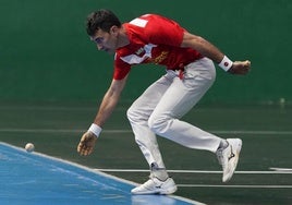 Urrutikoetxea intenta alcanzar una pelota.