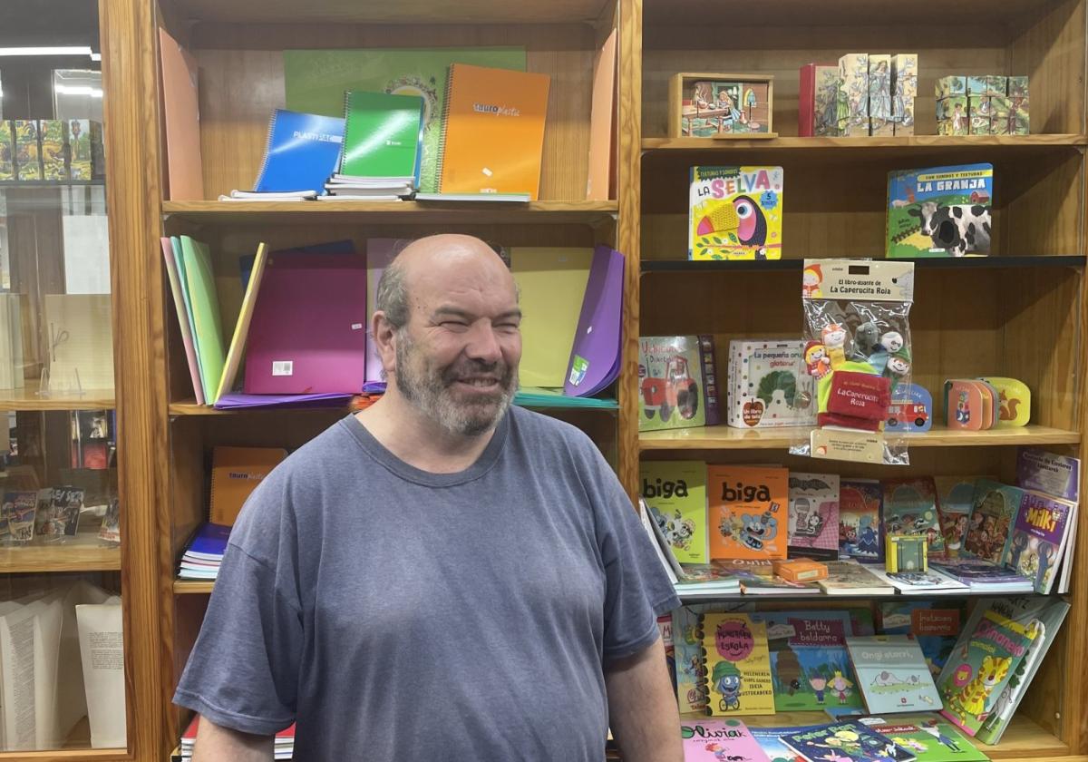 Víctor Molinero es el nuevo titular de la librería Yraolagoitia, en la calle Bidebarrieta .