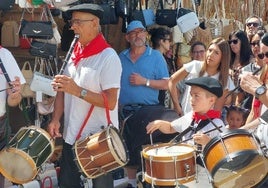 El pequeño Eki debutó con los txistularis de Donibane. Entre ellos, su aitona Kepa.