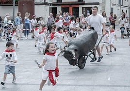 Los niños de los Txokos de Verano disfrutaron en Okendo plaza de su especial encierro de San Fermín.