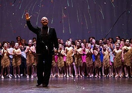 Jose Mari Orbegozo eskolako ikaslez inguratuta.