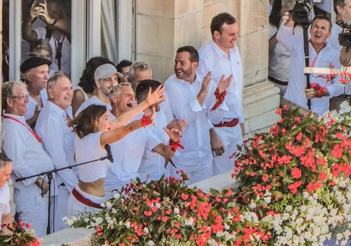 La actriz Camille Lou y los jugadores del Aviron Bayonnais lanzaron las llaves desde el balcón del Ayuntamiento.