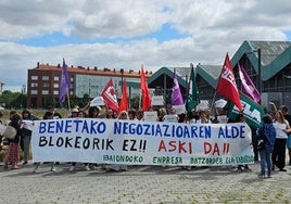 Protesta de los trabajadores del centro de menores Ibaiondo ante la «inacción» del Gobierno Vasco