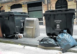 Denuncia Ana Odriozola: «Llevamos días en la calle de la Salud con los contenedores soterrados estropeados. A modo provisional han dejado contenedores fuera, pero el calor y el poco respeto a los horarios de sacar la basura crea una acumulación de suciedad, olor y aumento de las ratas. Además, está delante de un bar. ¿Se puede solucionar esto antes?».