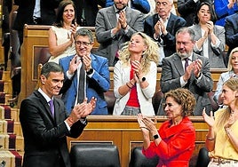 La bancada socialista aplaude a Sánchez, ayer en el Congreso.