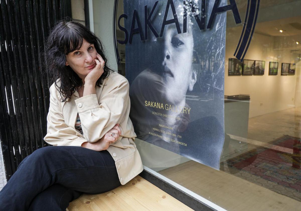 Gabrielle no se esconde de la cámara del fotógrafo pero se acurruca en la entrada de la galería Sakana, en el estrecho pasaje de Alkolea.
