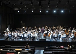 Diego Martín-Etxeberria a la batuta del ensayo de la EGO este martes en Musikene.
