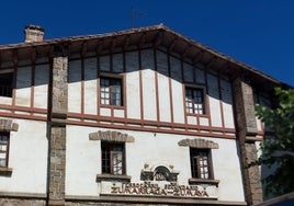 Imagen del histórico edificio de la antigua estación de Zumarraga.