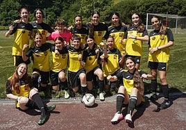 El equipo de las Dragonas de Lavapiés posa antes de jugar un partido en Urnieta.