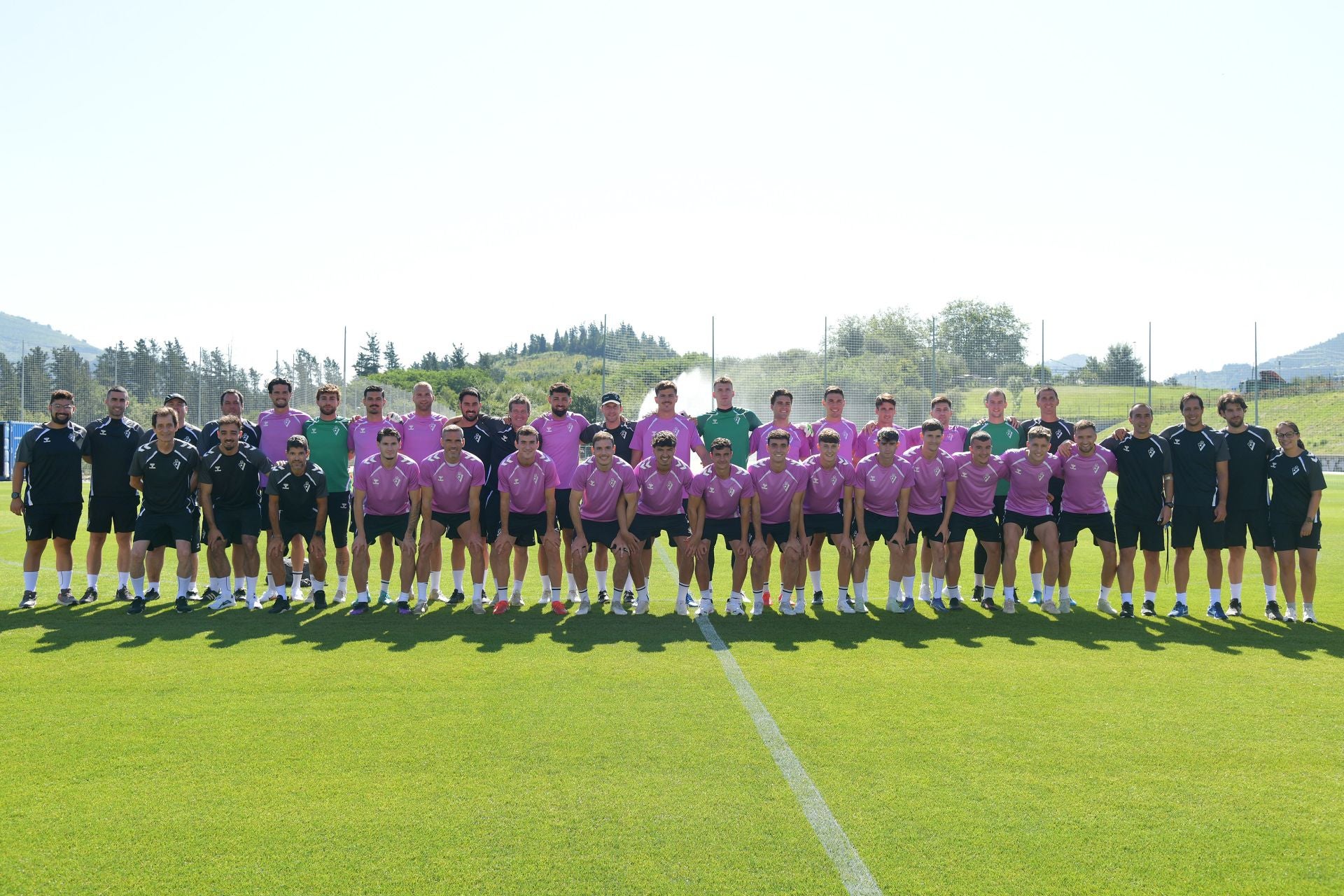 Ilusión y caras nuevas en el primer día del Eibar