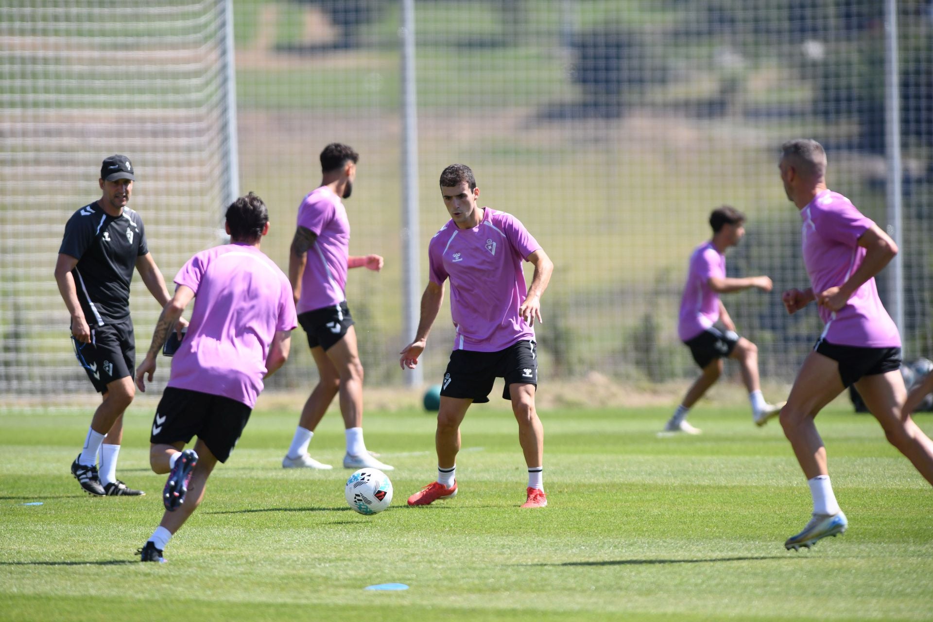 Ilusión y caras nuevas en el primer día del Eibar