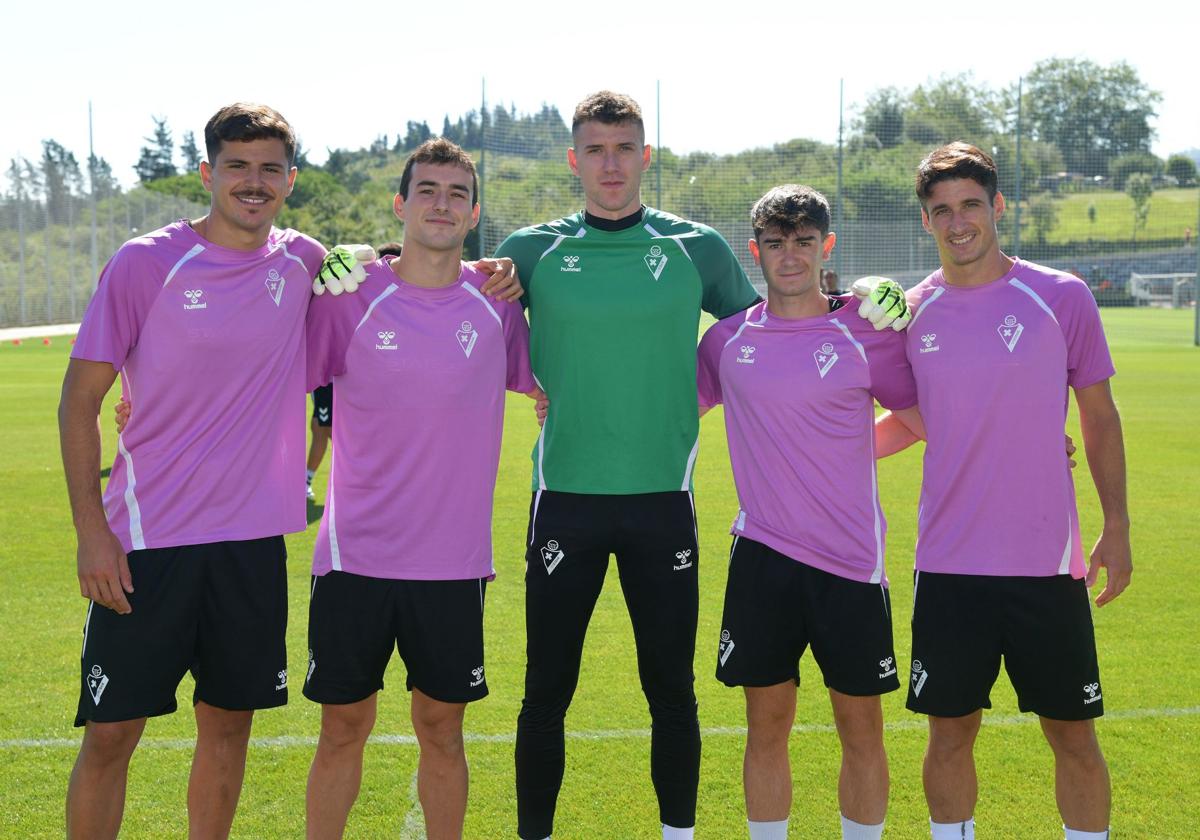 Ilusión y caras nuevas en el primer día del Eibar