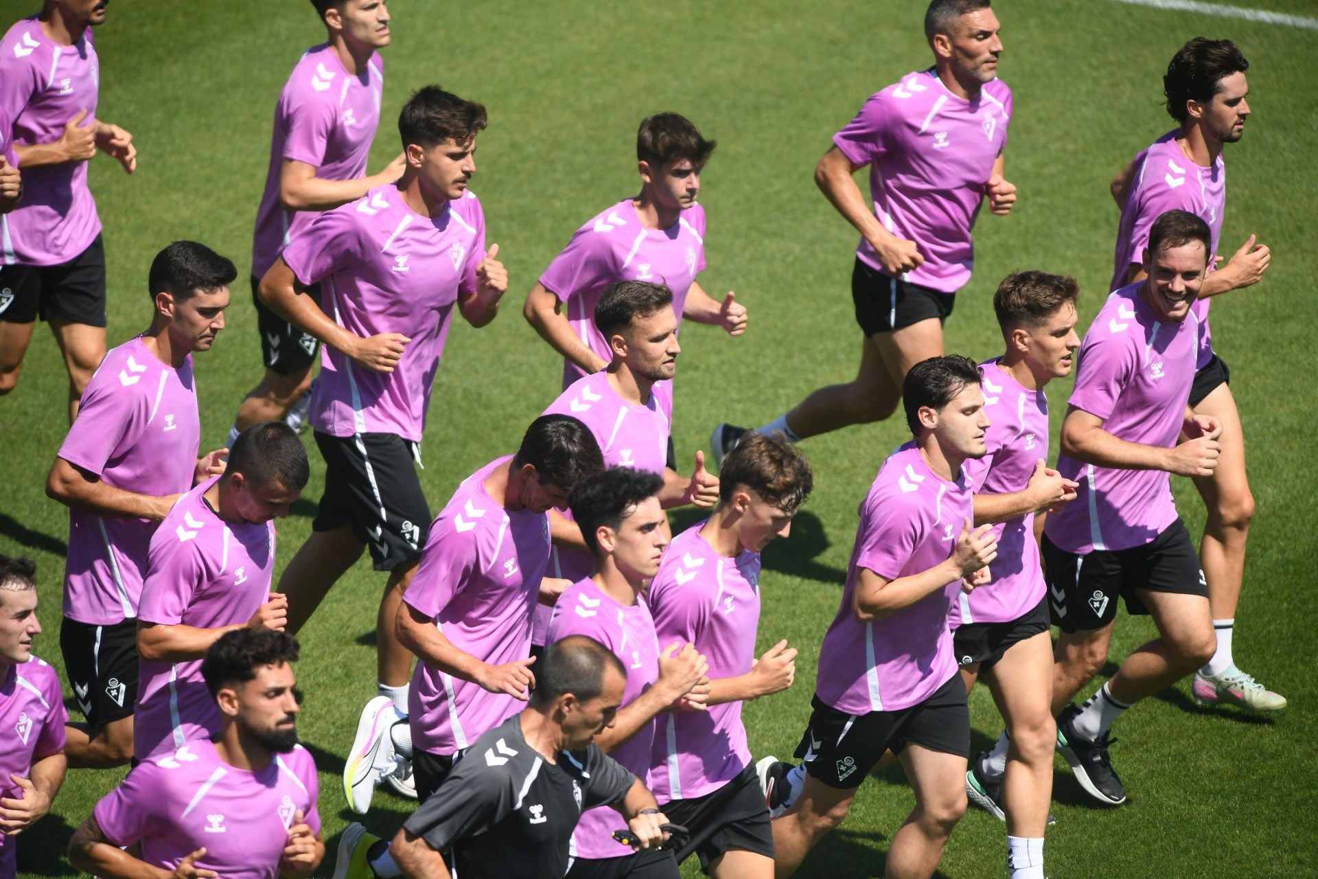 Ilusión y caras nuevas en el primer día del Eibar