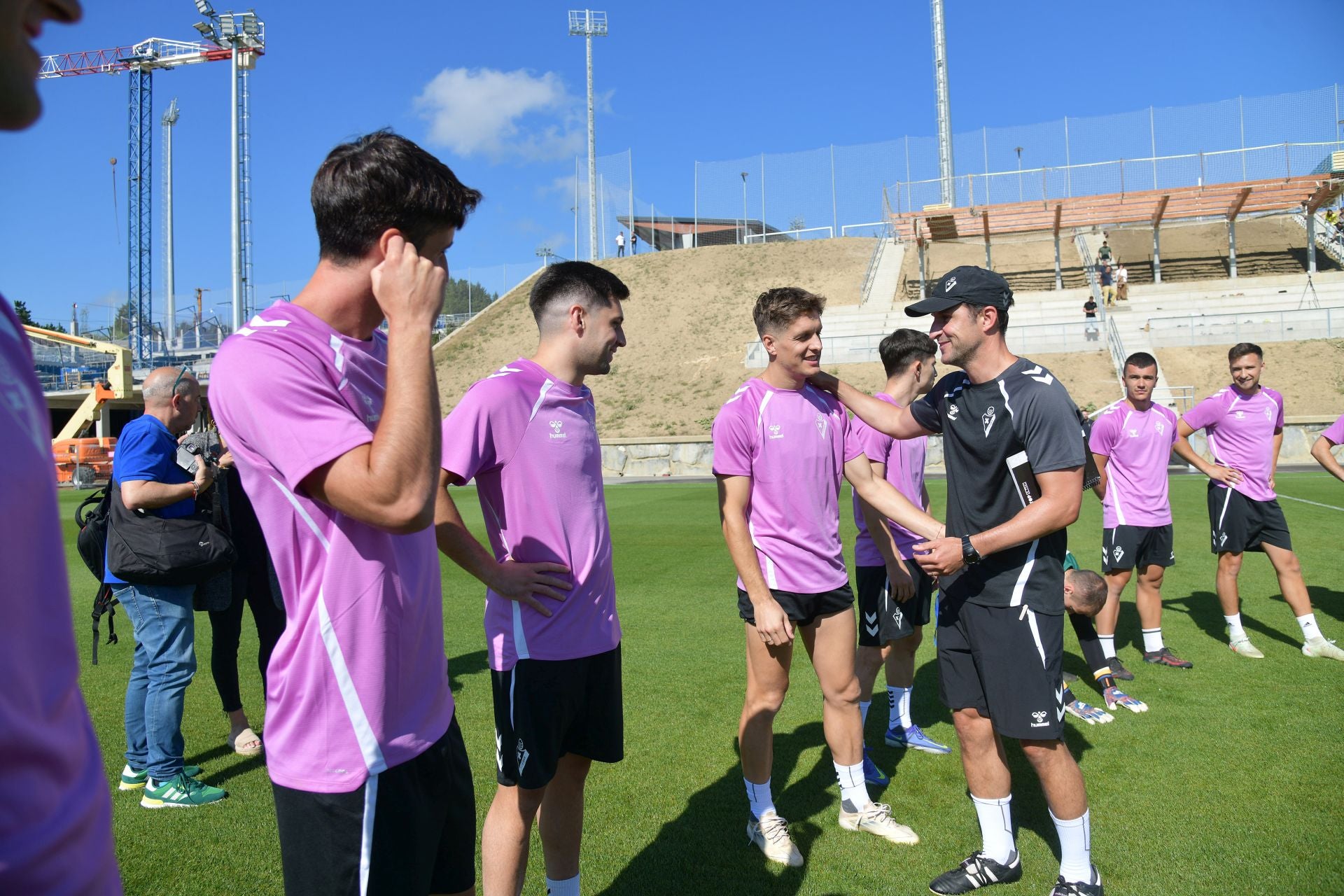 Ilusión y caras nuevas en el primer día del Eibar