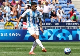 Equi Fernández envía un pase en un encuentro con la selección olímpica de Argentina.