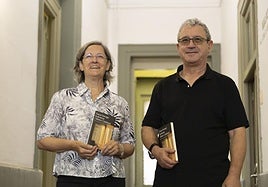 Lurdes Auzmendi eta Koldo Biguri itzultzaileak, 'Gaua harago bultzatuz' liburua eskuetan dutela.