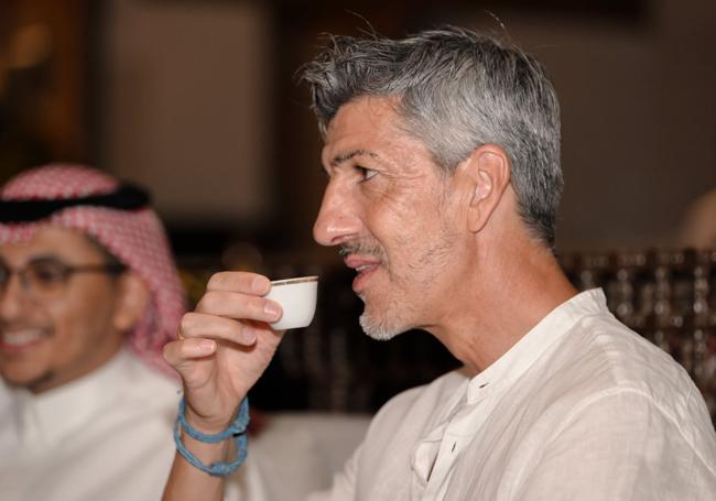 Imanol prueba el café saudí.