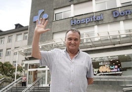Juanjo López, uno de los celadores más veteranos del Hospital Universitario de Donostia, se despide después de 40 años.