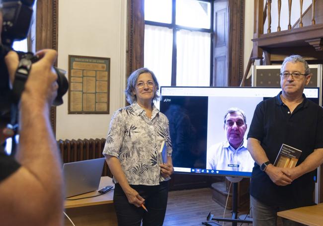 Mario Calabresi kazetari italiarrak bideokonferentzia bidez parte hartu du liburuaren aurkezpenean.