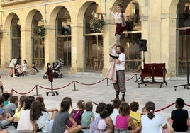 Los componentes de Orain-Bi en una de sus vistosas acrobacias ante la atenta mirada de los niños.