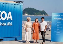 La diputada general de Gipuzkoa, Eider Mendoza; el alcalde de Zarautz, Xabier Txurruka; y la diputada Maite Peña en el malecón de Zarautz.