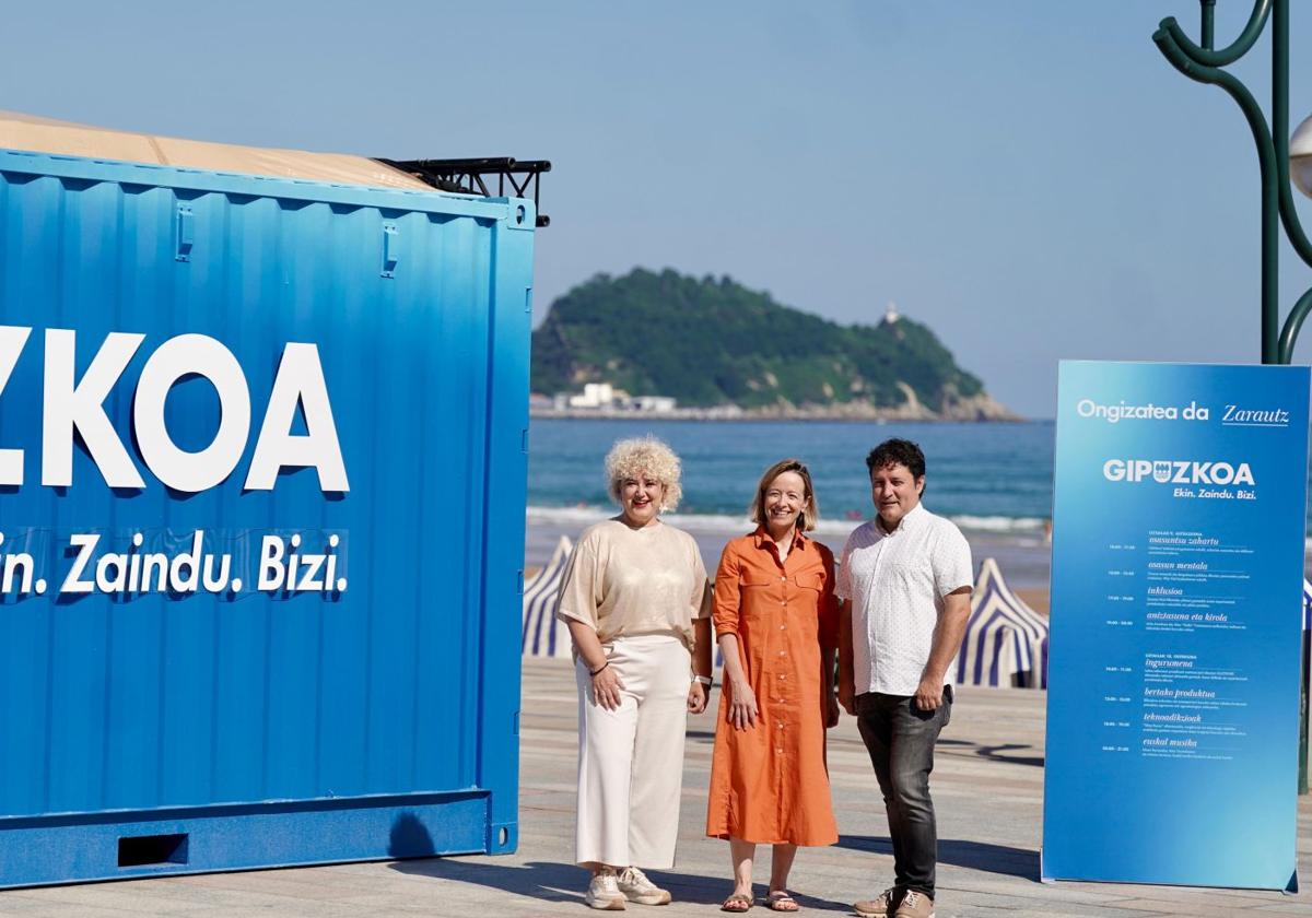 La diputada general de Gipuzkoa, Eider Mendoza, en el centro de la foto, junto al alcalde de Zarautz, Xabier Txurruka; y la diputada Maite Peña en el malecón de Zarautz.