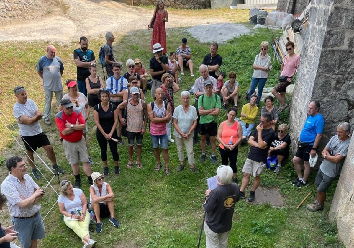 Alex Turrillas da explicaciones en una visita al monasterio de Sasiola.