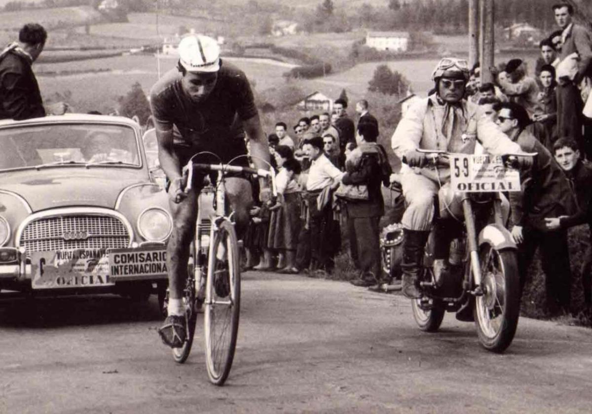 Vuelta a España 1959. Pamplona-San Sebastián. En la foto, el luso José Carlos Cardoso Sousa y Jose Mari Anza, con su entrañable moto.