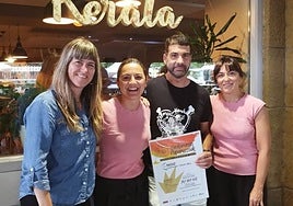 La edil Leire Mazizior, junto a Leti y Txelo Clavel y Dani Novas.