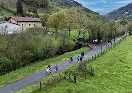 Camino entre Telleriarte y Brinkola en el que EH Bildu plantea tres medidas para paseantes, bicicletas y coches.
