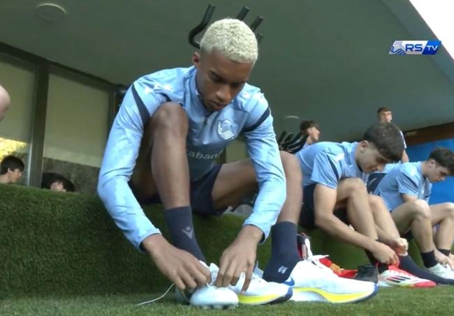 Zac Shuaib se calza las botas en el primer entrenamiento del 'C' de la Real Sociedad