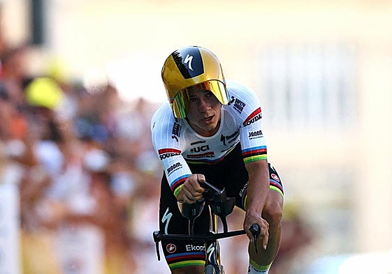Remco Evenepoel cruza la línea de meta tras la contrarreloj de la 5ª etapa