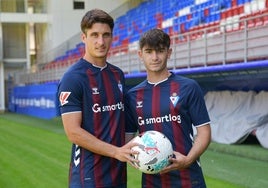 A la izquierda, Lander Olaetxea y a su derecha Aleix Garrido, en su presentación con el Eibar en Ipurua.