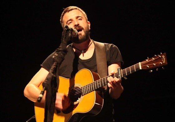 Eñaut Elorrieta, zuzenean abesten eta gitarra jotzen.