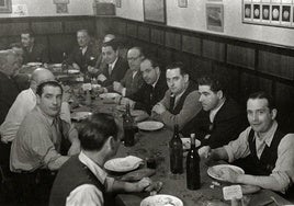 Socios de Gizartea, en una etapa previa a la del famoso gato.