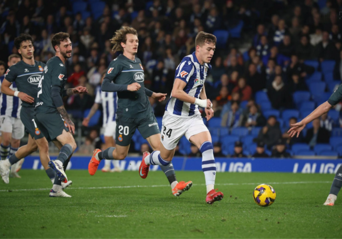 Luka Sucic conduce el balón en el encuentro frente al Espanyol la temporada pasada