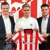 Presentación de Robert Navarro como nuevo jugador del Athletic