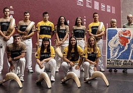 Antolatzaileak eta partehartzaileak Mutrikun jokatuko den txapelketa ofiziala aurkezteko agerraldian.