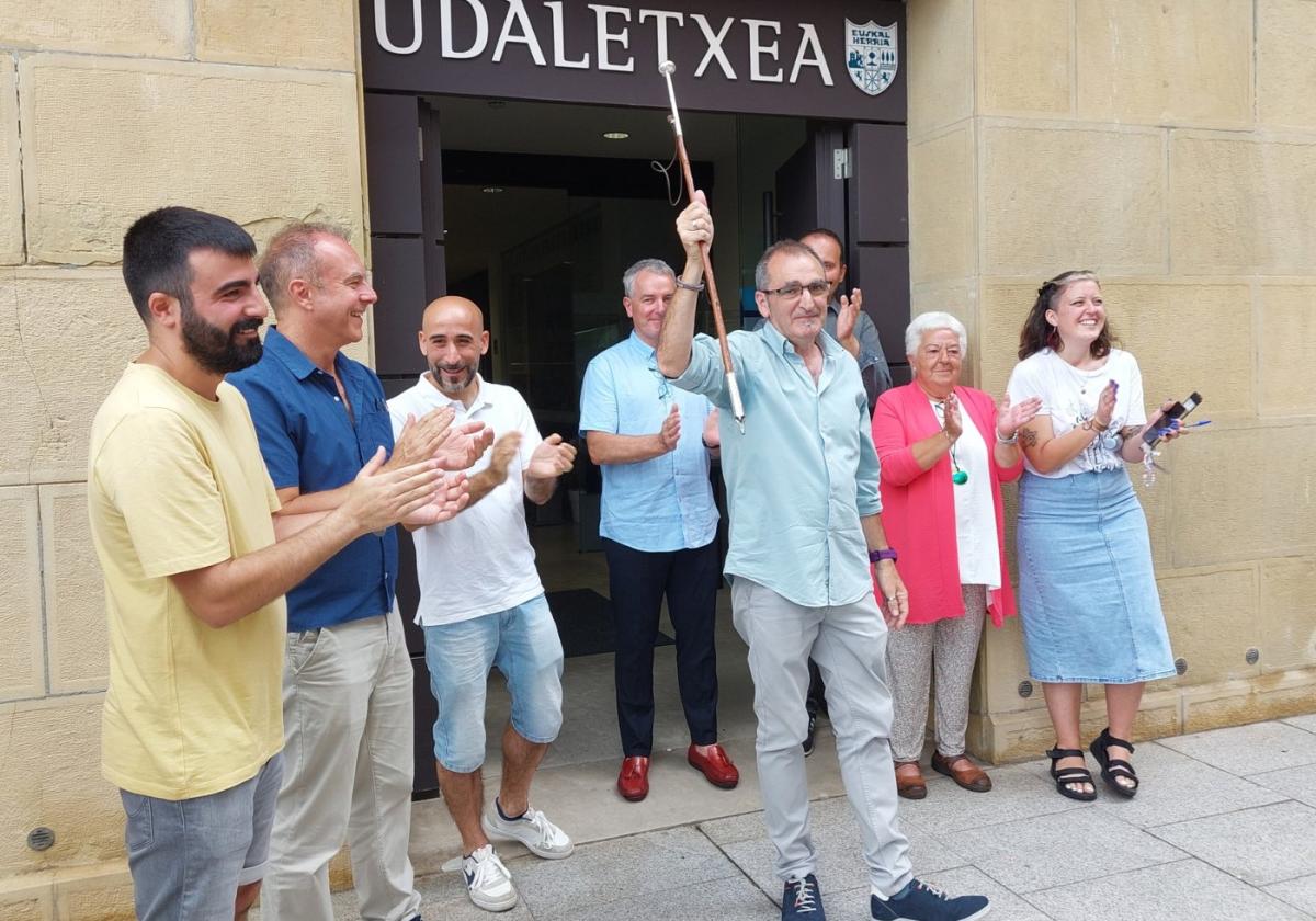 Teo Alberro con el bastón de mando del Ayuntamiento tras ser investido alcalde en junio de 2023.