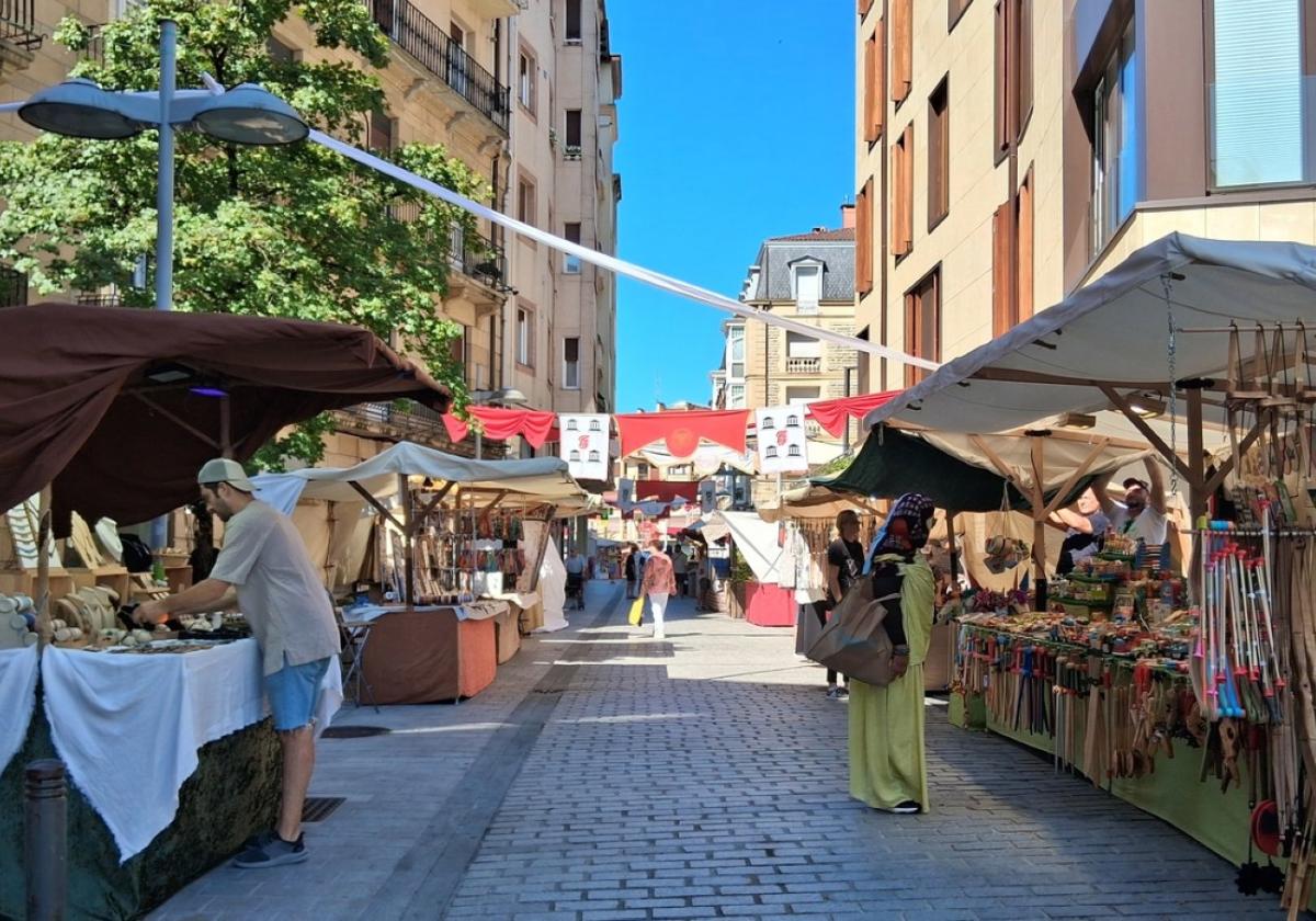 Puestos de la feria romana instalados en Fermín Calbetón.
