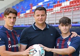 Lander Olaetxea, César Palacios y Aleix Garrido, en la presentación realizada en Ipurua.