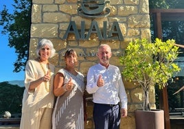 Ana Priede y Goizane Álvarez durante la visita con Raúl González.