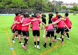 Los jugadores del Kaohsiung se preparan para el torneo en el campo donostiarra de Puio.